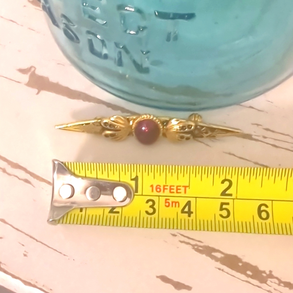 Vintage red carbochon gold tone bar pin - Picture 4 of 4